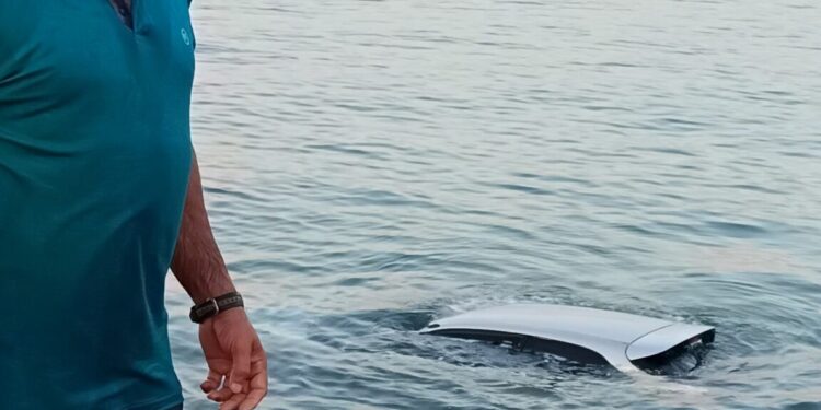 Βόλος: Αυτοκίνητο έπεσε στη θάλασσα στην Αγριά - Σώος ο οδηγός