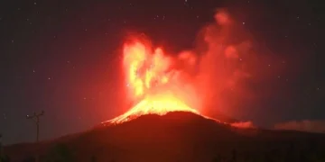 Ινδονησία: Έκρηξη του ηφαιστείου Λεουοτόμπι Λάκι-Λάκι - Ηφαιστειακά υλικά και τέφρα εκτοξεύτηκαν σε ύψος 18 χιλιομέτρων