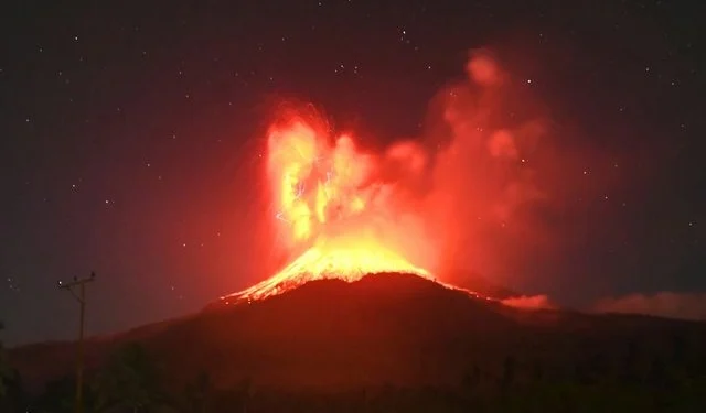 Ινδονησία: Έκρηξη του ηφαιστείου Λεουοτόμπι Λάκι-Λάκι - Ηφαιστειακά υλικά και τέφρα εκτοξεύτηκαν σε ύψος 18 χιλιομέτρων