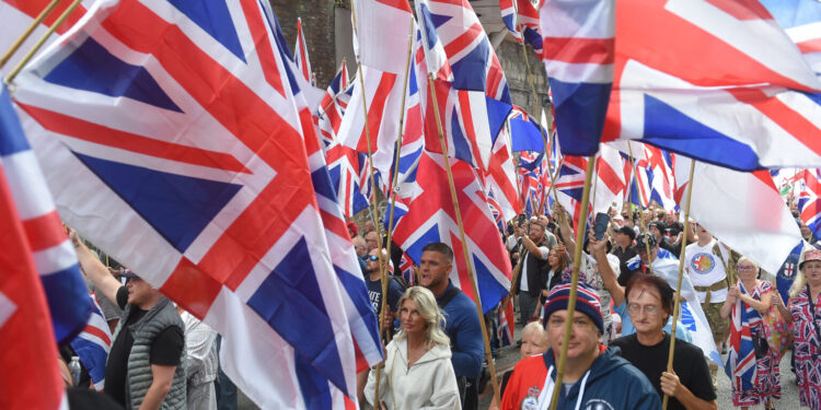 Βρετανία: Διαδηλώσεις κατά των μεταναστών στο Μάντσεστερ και το Λονδίνο - Επεισόδια και συλλήψεις