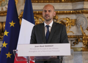 Ο Γάλλος ΥΠΕΞ Μπαρό, μετά τη δημοσιοποίηση από τη Χαμάς του βίντεο με τους ομήρους, ζητά την άνευ όρων απελευθέρωσή τους