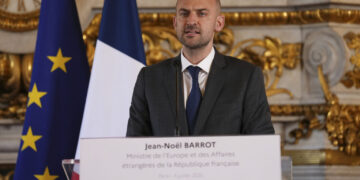 Ο Γάλλος ΥΠΕΞ Μπαρό, μετά τη δημοσιοποίηση από τη Χαμάς του βίντεο με τους ομήρους, ζητά την άνευ όρων απελευθέρωσή τους