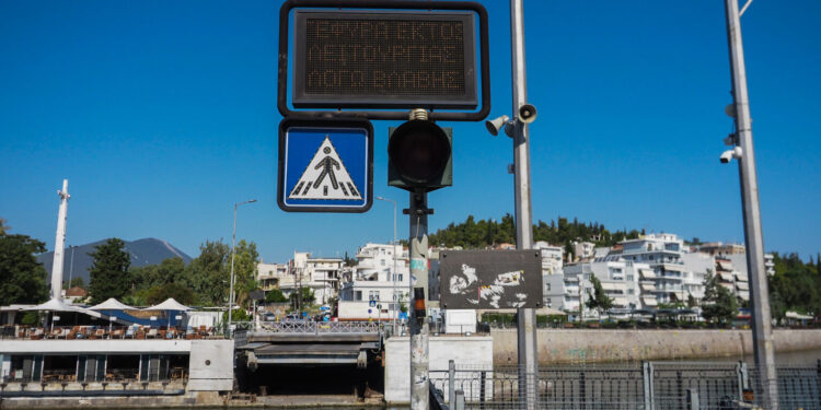Πρόβλημα στη γέφυρα του Ευρίπου - Στα δύο κομμένη η Χαλκίδα