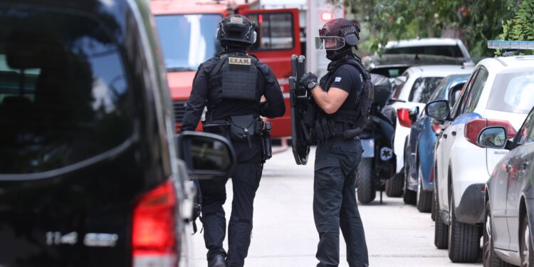 Χολαργός: Συνελήφθη 57χρονος που πέταξε μολότοφ σε αστυνομικούς και μετά ταμπουρώθηκε στο σπίτι του