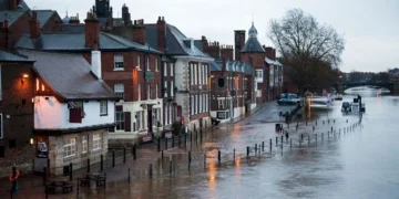 Σαρώνει η καταιγίδα Floris σε Βρετανία και Σκωτία – Μεγάλες καταστροφές και χιλιάδες σπίτια χωρίς ρεύμα