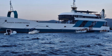 Φέρι μποτ με 105 επιβάτες έπεσε πάνω σε ξέρα στον ευβοϊκό κόλπο κοντά στη βραχονησίδα Γλάρος  - Εκκενώθηκε από ψαράδες και ιδιωτικά σκάφη