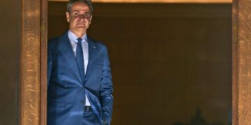 Δημοσίευμα Politico για το σκάνδαλο του ΟΠΕΚΕΠΕ: Η ελληνική κυβέρνηση «μπλόκαρε» την έρευνα για δύο υπουργούς