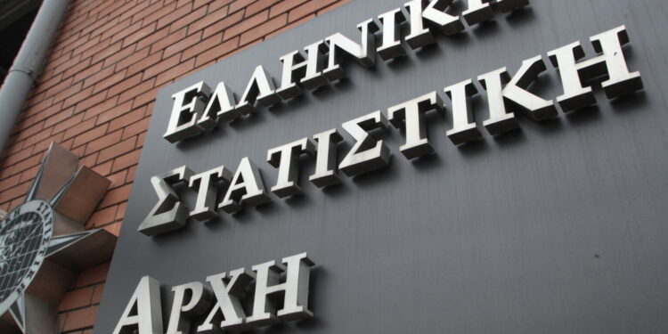 ΕΛΣΤΑΤ: Το έλλειμμα του εμπορικού ισοζυγίου της χώρας αυξήθηκε 33,2% τον Ιούνιο