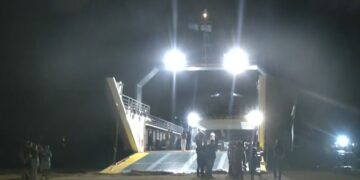 Ρυμουλκήθηκε στα Νέα Στύρα το ferry boat που προσάραξε σε ύφαλο – Oμαδικές αγωγές και μηνύσεις από τους επιβάτες