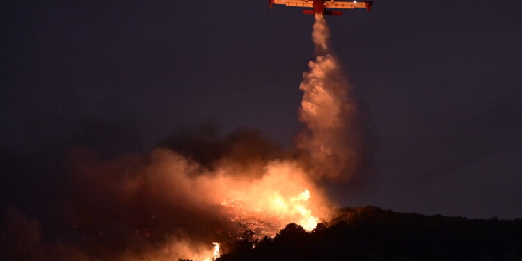 Ολονύχτια μάχη με τις πυρκαγιές από την Κερατέα έως την Ανάβυσσο – Νεκρός 75χρονος – Μήνυμα από το 112 για τον Άγιο Νικόλαο και το Μαύρο Λιθάρι