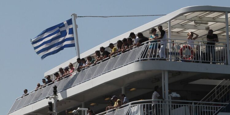 Συνεχίζεται το απαγορευτικό απόπλου λόγω των θυελλωδών ανέμων – Ποια νησιά αφορά, πότε μπορείτε να ταξιδέψετε