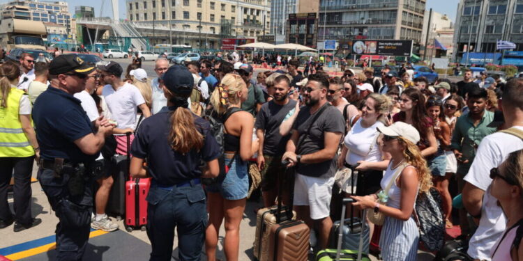 Άρση του απαγορευτικού απόπλου: Επανέρχονται σταδιακά με καθυστερήσεις και ταλαιπωρία τα δρομολόγια από τα λιμάνια