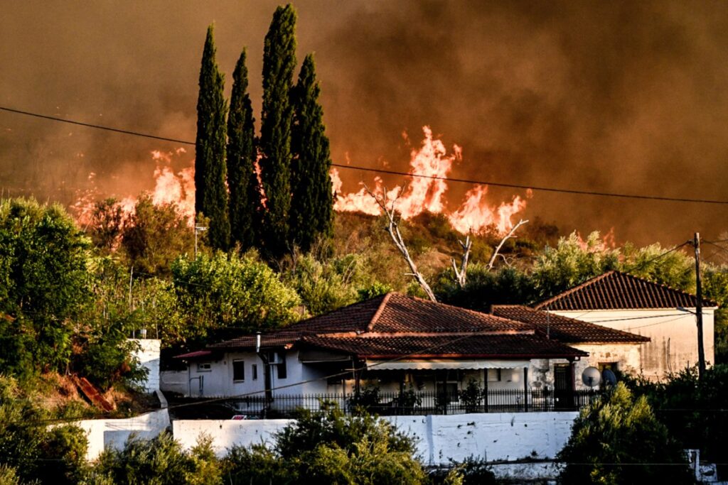 Ηλεία: Μεγάλη φωτιά στο Χελιδόνι Αρχαίας Ολυμπίας – Εκκενώνονται οικισμοί