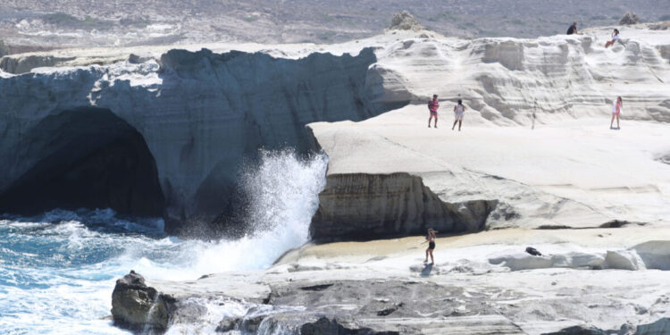 Νεκροί ανασύρθηκαν δύο κολυμβητές από θαλάσσια περιοχή της Μήλου
