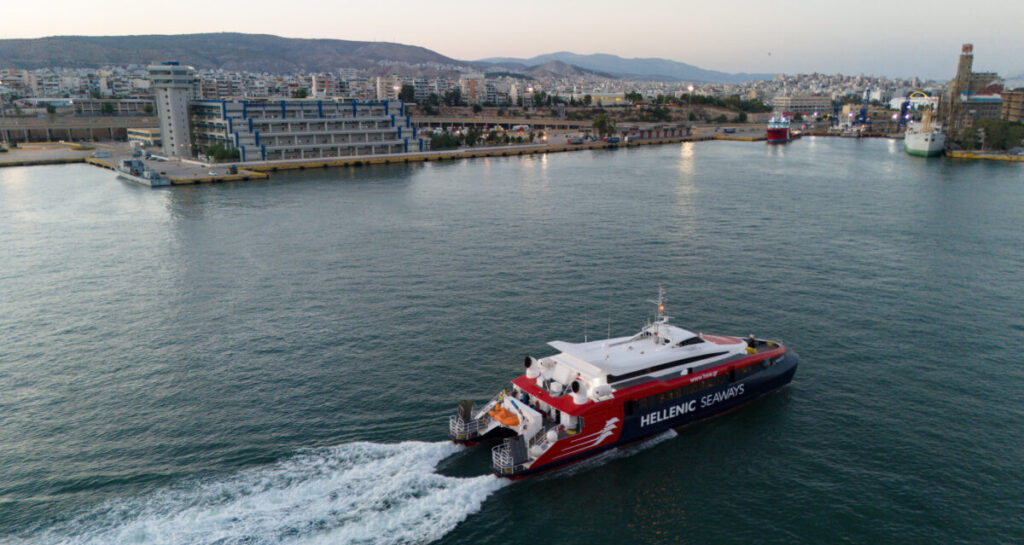 Πειραιάς: Μηχανική βλάβη στο Flying Cat 3 - Ταλαιπωρία για 340 επιβάτες