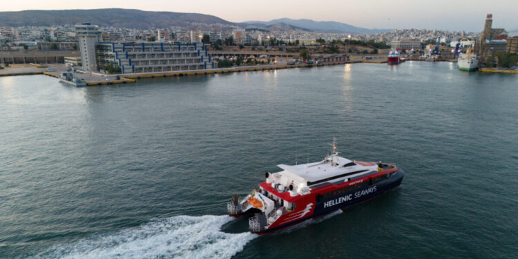 Πειραιάς: Μηχανική βλάβη στο Flying Cat 3 - Ταλαιπωρία για 340 επιβάτες