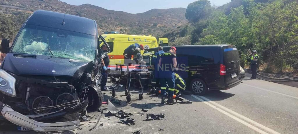 Ηράκλειο: Σοβαρό τροχαίο στον ΒΟΑΚ – Συγκρούστηκαν δύο μίνι βαν που μετέφεραν τουρίστες - Εννέα τραυματίες, ο ένας σε σοβαρή κατάσταση
