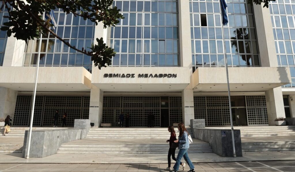 Κινητοποιήσεις δικηγόρων για την απαγόρευση κινητών τηλεφώνων στην ανακριτική διαδικασία για τις υποθέσεις Τριαντόπουλου και Καραμανλή για τα Τέμπη