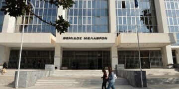 Κινητοποιήσεις δικηγόρων για την απαγόρευση κινητών τηλεφώνων στην ανακριτική διαδικασία για τις υποθέσεις Τριαντόπουλου και Καραμανλή για τα Τέμπη