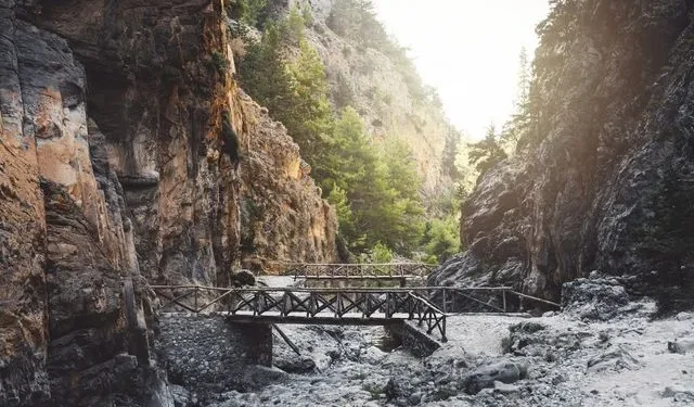 Φαράγγι Σαμαριάς: Με πολλαπλά κατάγματα στο Νοσοκομείο Χανίων ο 55χρονος τραυματίας