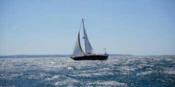 Πρέβεζα: Ιστιοφόρο με 11 επιβαίνοντες προσάραξε στη θαλάσσια περιοχή της Καστροσυκιάς