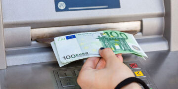 Υπουργείο Οικονομικών: Τέλος από σήμερα στις προμήθειες για αναλήψεις από ΑΤΜ