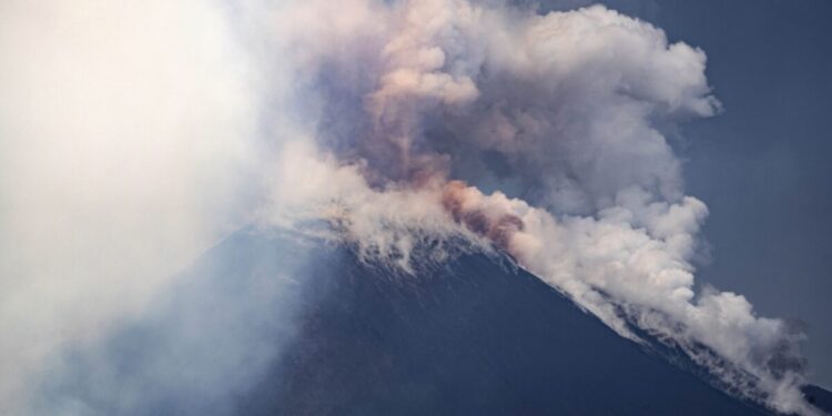 "Ξύπνησε" πάλι η Αίτνα: Η λάβα του ηφαιστείου έφτασε στα 3.000 μέτρα