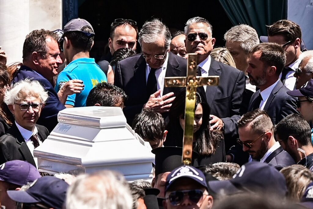 Οδύνη και συγκίνηση στο τελευταίο «αντίο» στη Λένα Σαμαρά