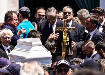 Οδύνη και συγκίνηση στο τελευταίο «αντίο» στη Λένα Σαμαρά