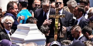 Οδύνη και συγκίνηση στο τελευταίο «αντίο» στη Λένα Σαμαρά