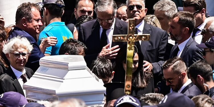 Οδύνη και συγκίνηση στο τελευταίο «αντίο» στη Λένα Σαμαρά