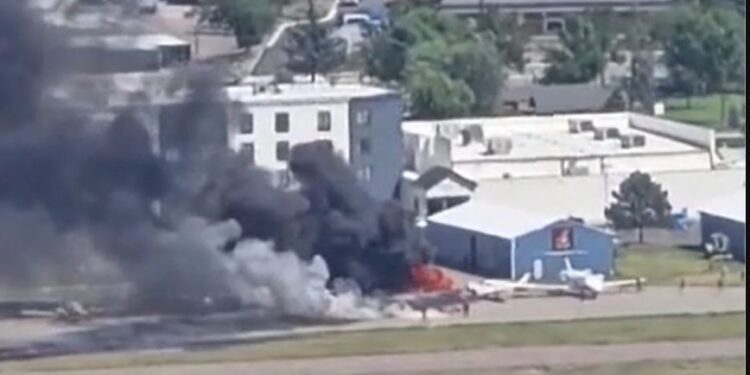 Μοντάνα: Μικρό αεροπλάνο συγκρούστηκε με σταθμευμένα αεροσκάφη – Προκλήθηκε πυρκαγιά, δύο τραυματίες