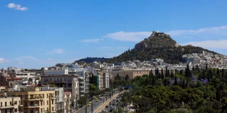 Στο νοσοκομείο 25χρονος αλλοδαπός τουρίστας που έπεσε από τον Λυκαβηττό