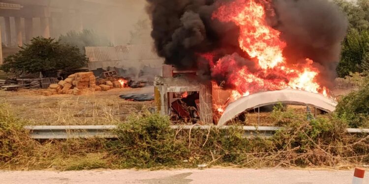 Πυρκαγιά στην Αχαΐα: Συνεχίζεται η μάχη με τις φλόγες– Εκκενώνεται και ο Μπάλας