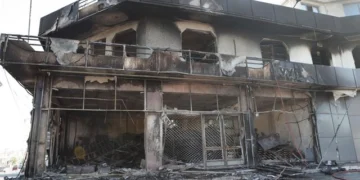 Κορωπί: ΙΧ έπεσε σε πάνω σε κατάστημα και έπιασε φωτιά – Ένας νεκρός