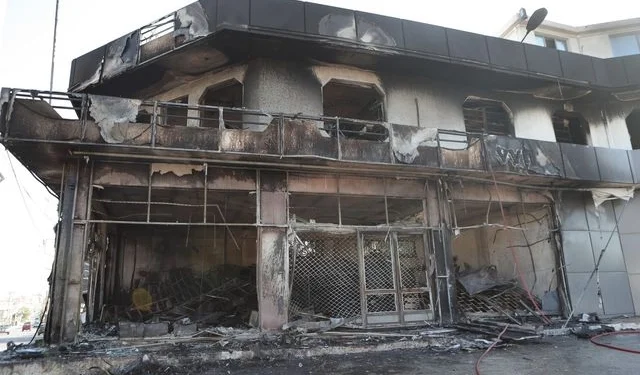 Κορωπί: ΙΧ έπεσε σε πάνω σε κατάστημα και έπιασε φωτιά – Ένας νεκρός