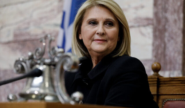 Αντίδραση εποχικών πυροσβεστών για τις δηλώσεις Βούλτεψη: “Να κάτσει στο κλιματιστικό της”