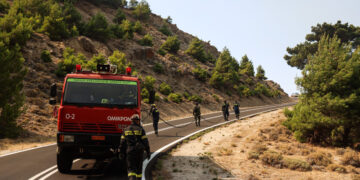 Θανατηφόρο τροχαίο στην Κερατέα: Πυροσβεστικό όχημα συγκρούστηκε με ΙΧ – Νεκρή 61χρονη από τη Βουλγαρία
