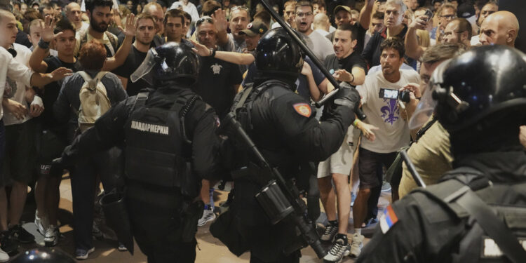 Σερβία: Συνεχίζονται οι αντικυβερνητικές διαδηλώσεις σε πολλές πόλεις - Συγκρούσεις διαδηλωτών με οπαδούς του κυβερνώντος κόμματος