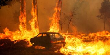 Φωτιές στην Πορτογαλία: Ο πρόεδρος ντε Σόουζα ανακοίνωσε τον πρώτο νεκρό – Ήταν πρώην δήμαρχος που βοηθούσε στην κατάσβεση