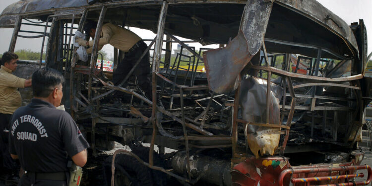 Πολύνεκρο δυστύχημα με λεωφορείο στην Αλγερία: Τουλάχιστον 18 νεκροί
