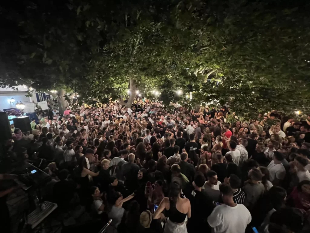 Στο Νοσοκομείο Χανίων με συμπτώματα οξείας μέθης 14χρονος που κατανάλωσε πολύ αλκοόλ σε πανηγύρι