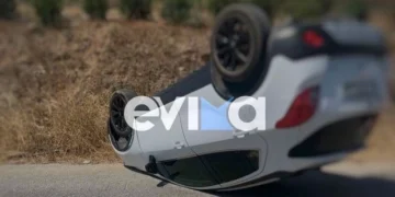 Αυτοκίνητο με τριμελή οικογένεια τούμπαρε στον περιφερειακό δρόμο των Πετριών στη Νότια Εύβοια – Σώοι οι επιβάτες