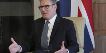 Η Βρετανία ανακοίνωσε ότι θα επιβάλλει νέες κυρώσεις στη Ρωσία, αν δεν υπάρξει συμφωνία για την Ουκρανία