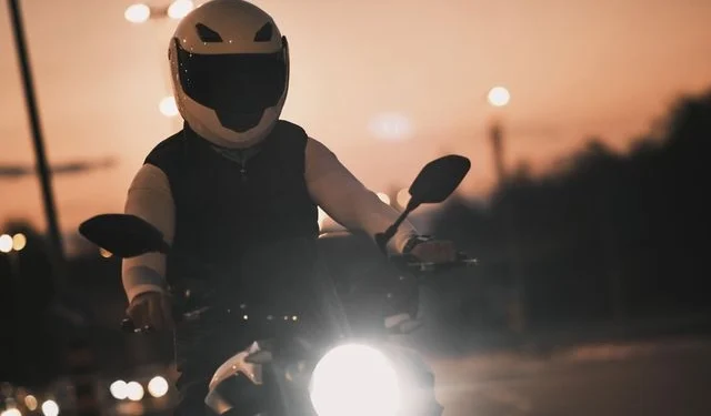 Θεσσαλονίκη: Συνελήφθη 20χρονος μοτοσικλετιστής που έτρεχε με ιλιγγιώδη ταχύτητα στην Τσιμισκή και παραβίασε 10 κόκκινα φανάρια