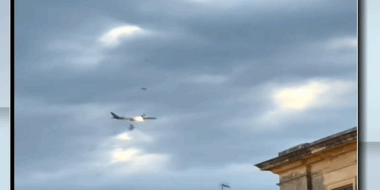 Θρίλερ σε πτήση αεροσκάφους που απογειώθηκε από την Κέρκυρα: Έπιασε φωτιά ο κινητήρας - Τελικά προσγειώθηκε με ασφάλεια στο Μπρίντιζι