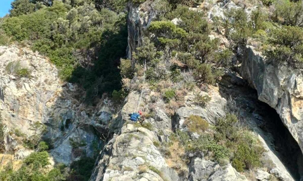 Κέρκυρα: Επιτυχής επιχείρηση του τουρίστας που είχε εγκλωβιστεί σε δύσβατο σημείο στην Παλαιοκαστρίτσα