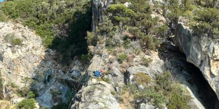 Κέρκυρα: Επιτυχής επιχείρηση του τουρίστας που είχε εγκλωβιστεί σε δύσβατο σημείο στην Παλαιοκαστρίτσα