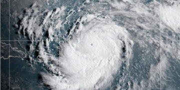 Καραϊβική: Ο κυκλώνας Έριν, που κατευθύνεται προς τις Μικρές Αντίλλες, ενισχύθηκε στην «Κατηγορία 5»