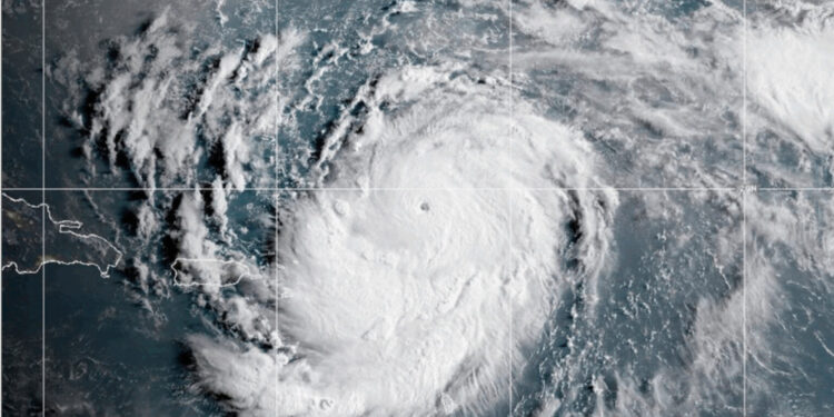 Καραϊβική: Ο κυκλώνας Έριν, που κατευθύνεται προς τις Μικρές Αντίλλες, ενισχύθηκε στην «Κατηγορία 5»